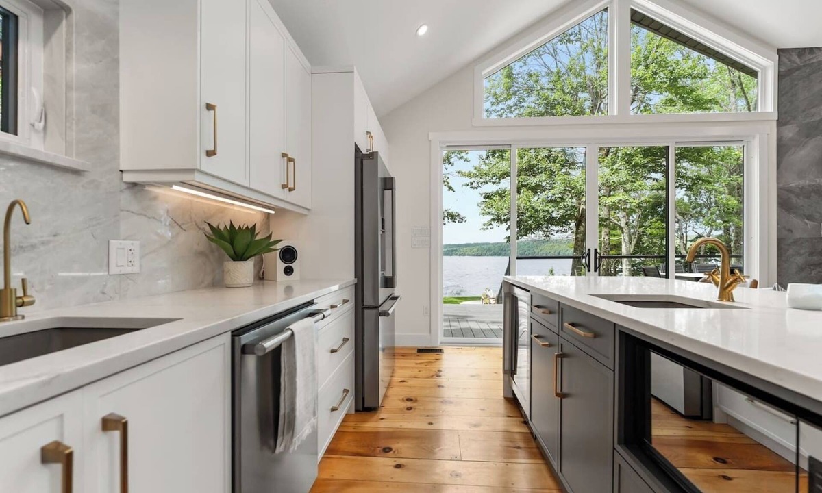 Enfield House | Sleek Modern Lake House