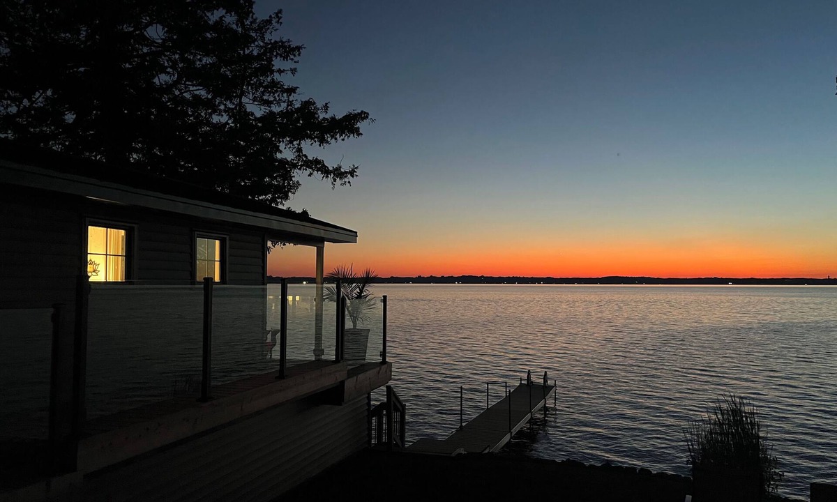 Scugog Cottage | Sleigh the Holidays! Entire Lakefront Cottage for a week over Xmas or NYE!