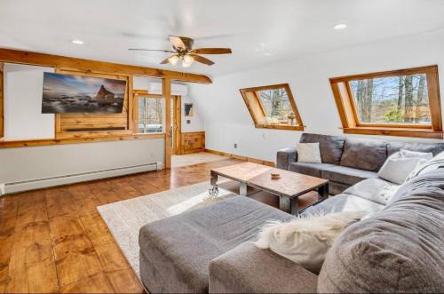 Killington Ski Chalet | Slippery Slope Chalet, Hot tub, Arcade, Firepit, 5 min to Base, Nightlife and Restaurants