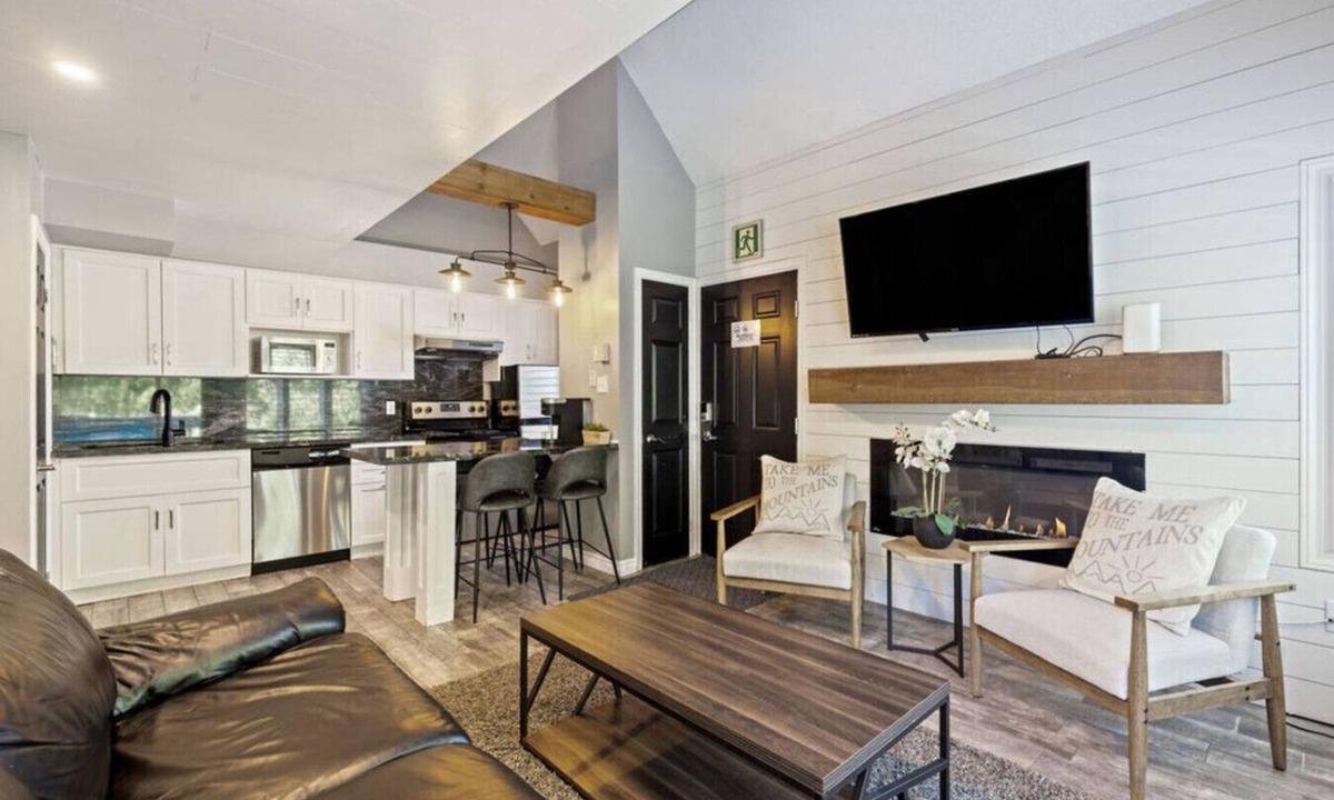 Craigleith Condo | Slopeside at 209 with Hot Tub + Mountain Views