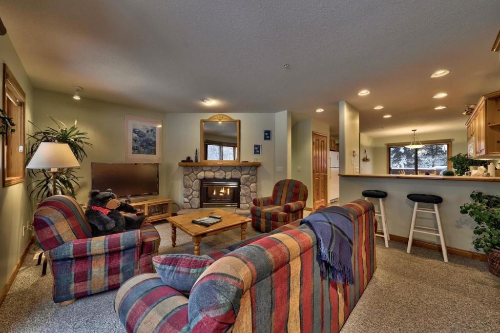 Sun Peaks Apartment | Snow Creek Village #20 By Bear Country