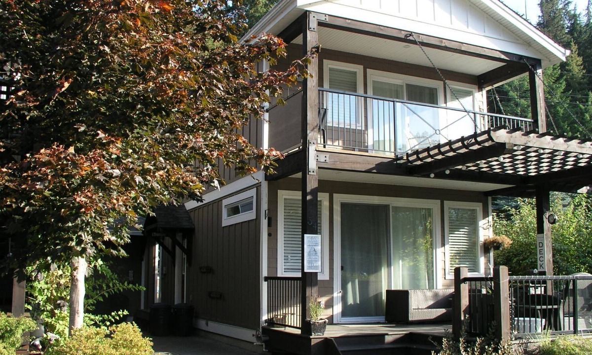 Swansea Point House | SNOWMOBILE SICAMOUS in style!