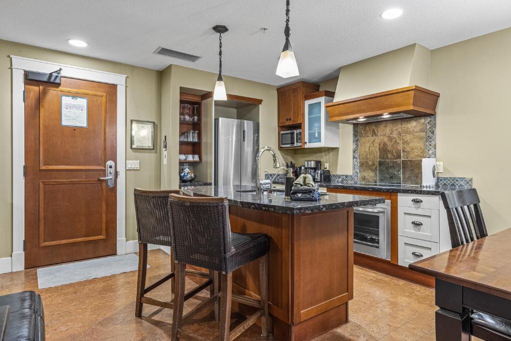 Canmore Apartment | Sophisticated MTN 2 Bedroom Pool Hot Tub managed by Little Sister Getaways