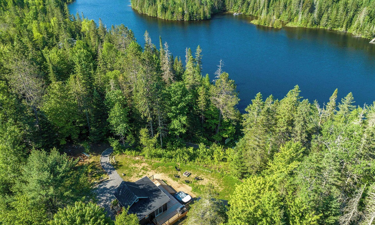 Saint-Alphonse-Rodriguez Ski Chalet | Spa, Private Lake & EV - Chalet Hello