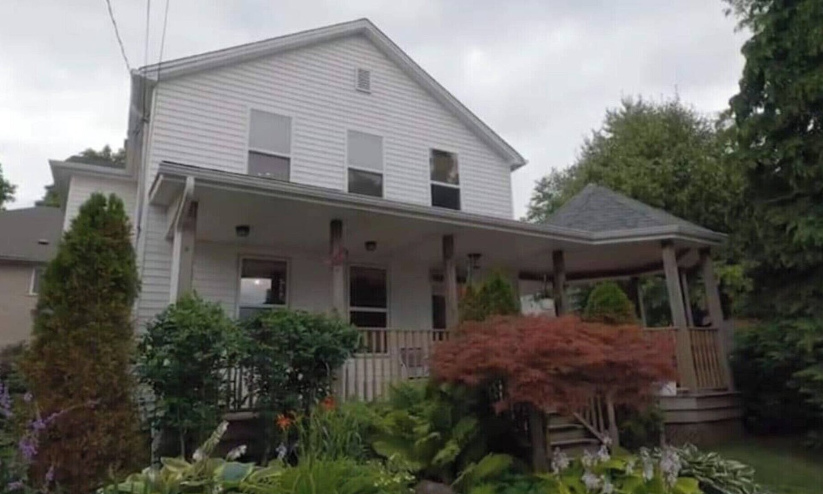Downtown Niagara Falls House | Spacious 2 Story House with Beautiful Garden