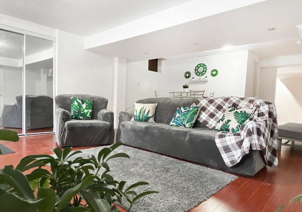 Churchill Meadows House | Spacious 2BR Apartment, Large Kitchen, Parking Included