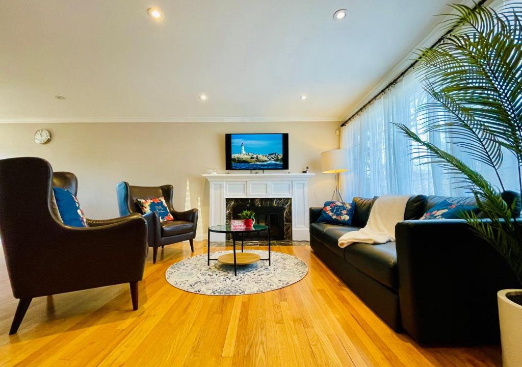 Halifax House | Spacious 3 bedroom home with parking