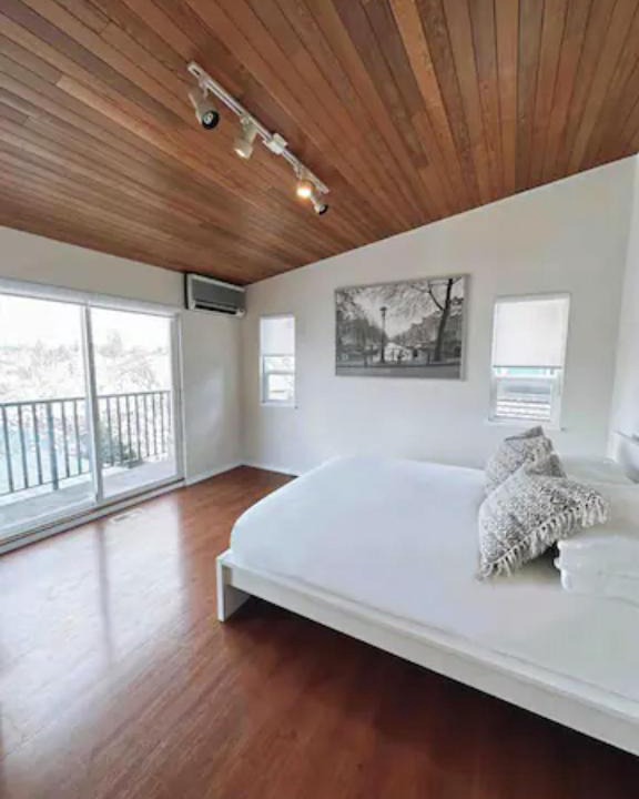 Fraserview House | Spacious 8 Bedroom House in Vancouver with free parking, fast wifi and jacuzzi