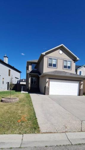 Calgary House | Spacious comfortable Air-Conditioned. Near airport!