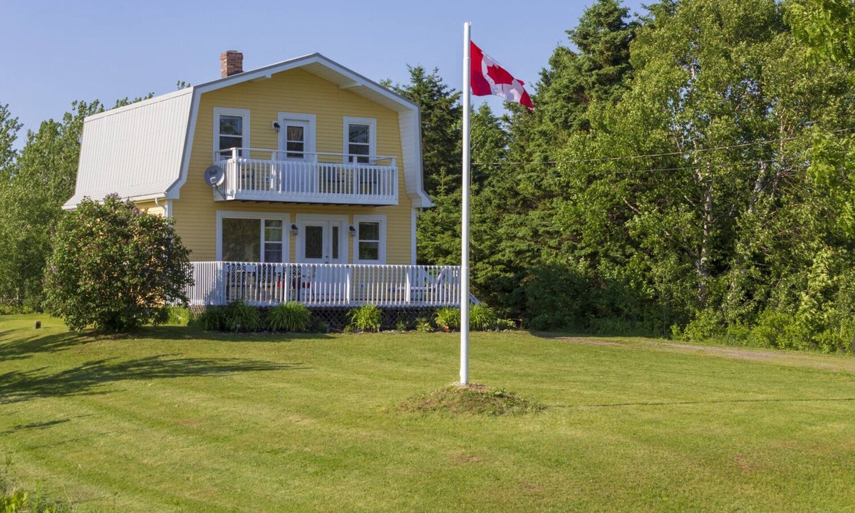 Canoe Cove Cottage | Spacious Cottage with Backyard Built for Hosting