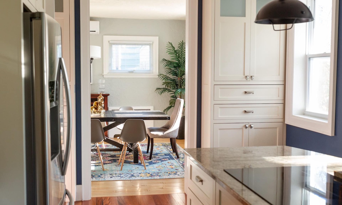 Queens Square House | Spacious Downtown 5 bedroom historic house! Close to Everything Downtown!