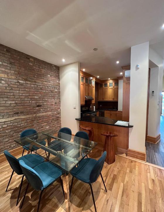 Shaughnessy Village Apartment | Spacious Downtown Montreal Apartment, 4BR-2BA,Free Wifi