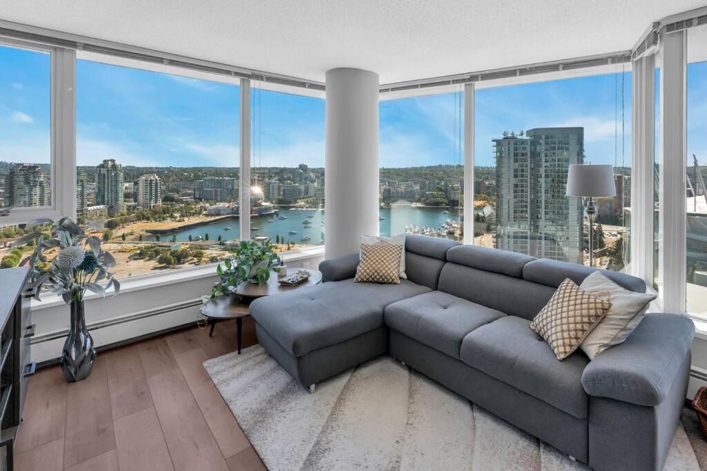 Crosstown Apartment | Spacious DT 2-BDR High-rise with view, pool, gym