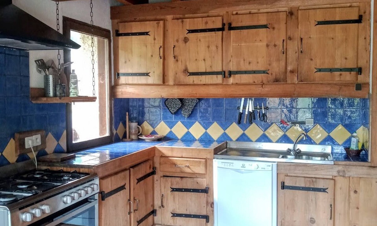 Monetier-les-Bains Ski Chalet | Spacious 6-room chalet with fireplace, BBQ, near slopes, private parking