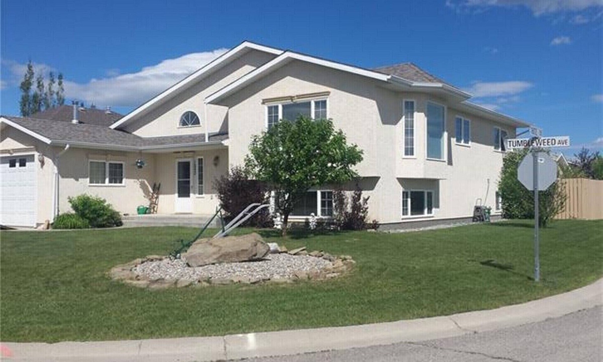 Pincher Creek House | Spacious fully furnished home in Pincher Creek - up to 14 people comfortably!