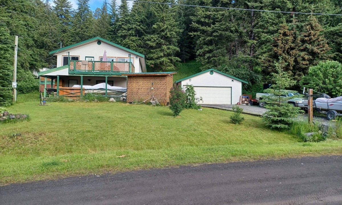 Deka Lake House | Spacious lake-house with 2 king beds and sleeps 12 easy, 2 minute walk to Lake.