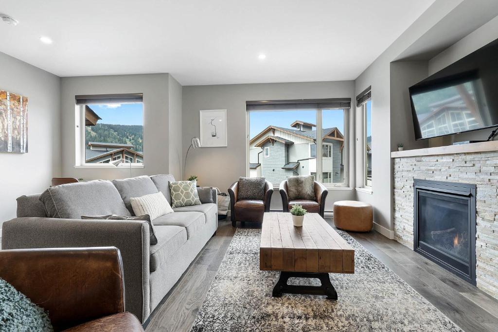 Sun Peaks House | Spacious Modern Ski-in Ski-out with Hot Tub Townhouse