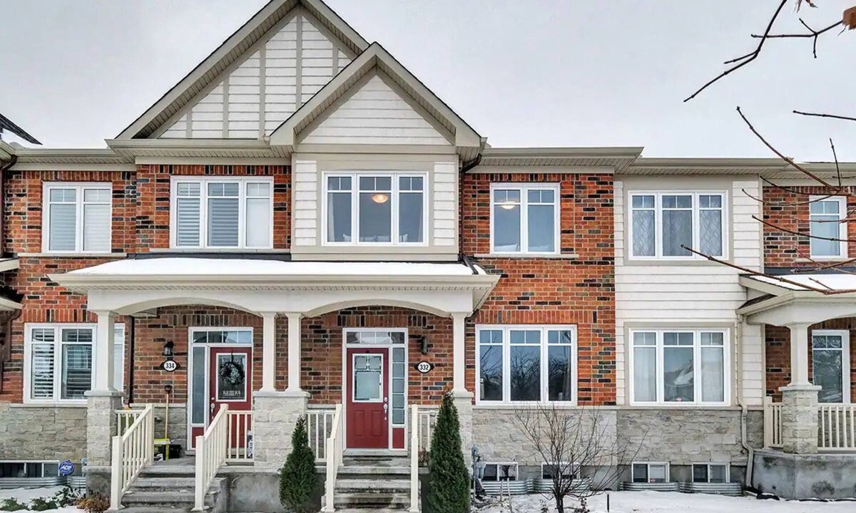 Ottawa Division House | Spacious + Stylish Townhome In Barrhaven Area