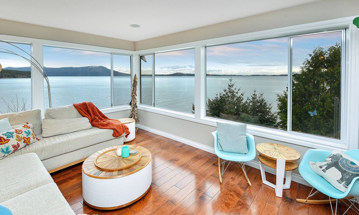 Mill Bay House | Spectacular 3 Bedroom Cottage on Saanich Inlet
