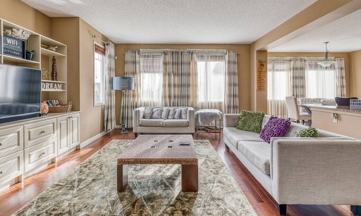 Southwest Calgary House | Spectacular 5 BD Home With Theatre Room!