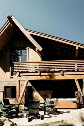 Warrior's Mark Boat Rental | Spectacular Luxury Cabin with Jacuzzi and Breathtaking Design Spaces in Colorado