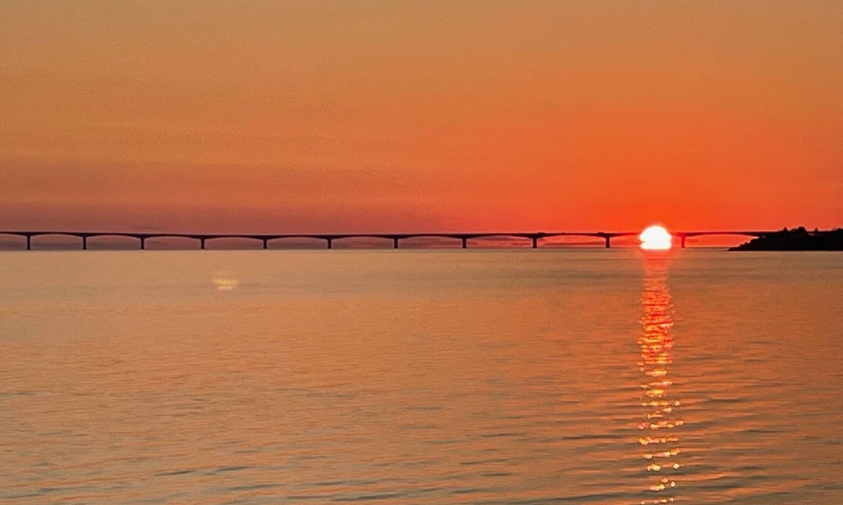 Cape Traverse Cottage | Spectacular Ocean front and spectacular sunsets!