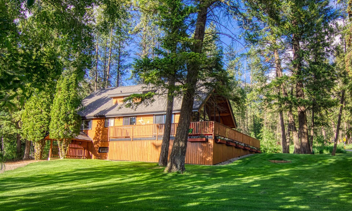 East Kootenay House | Spring Creek cabin: 6 Bdrms|Sleeps 12 (14 incl. kids)|Hot tub