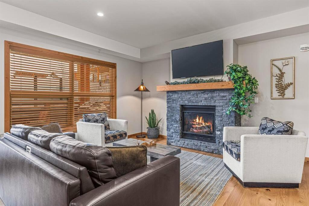 Spring Creek White Spruce Lodge Den | Canmore