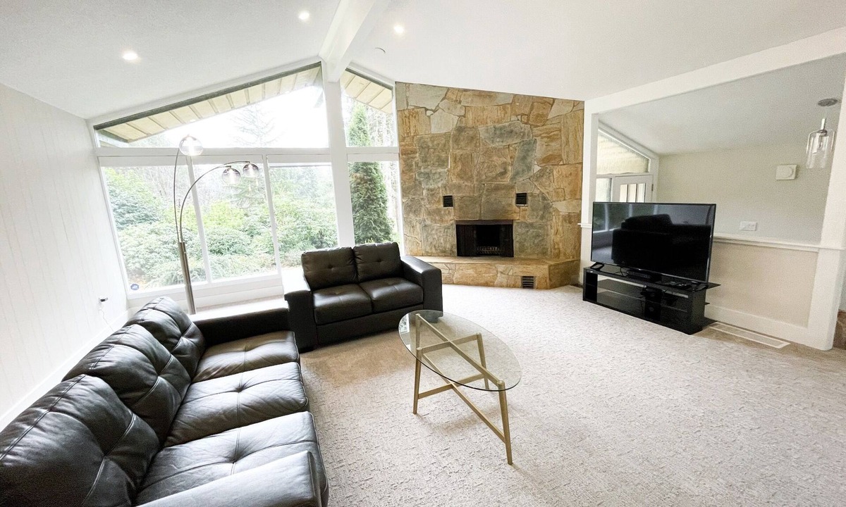 Saanich House | Spring Gate Estate by Elk Lake