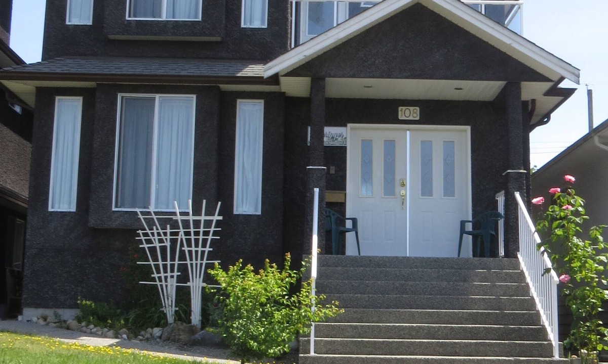 Burnaby House | Springer Vacation Home is located atop peaceful Capitol Hill in North Burnaby.