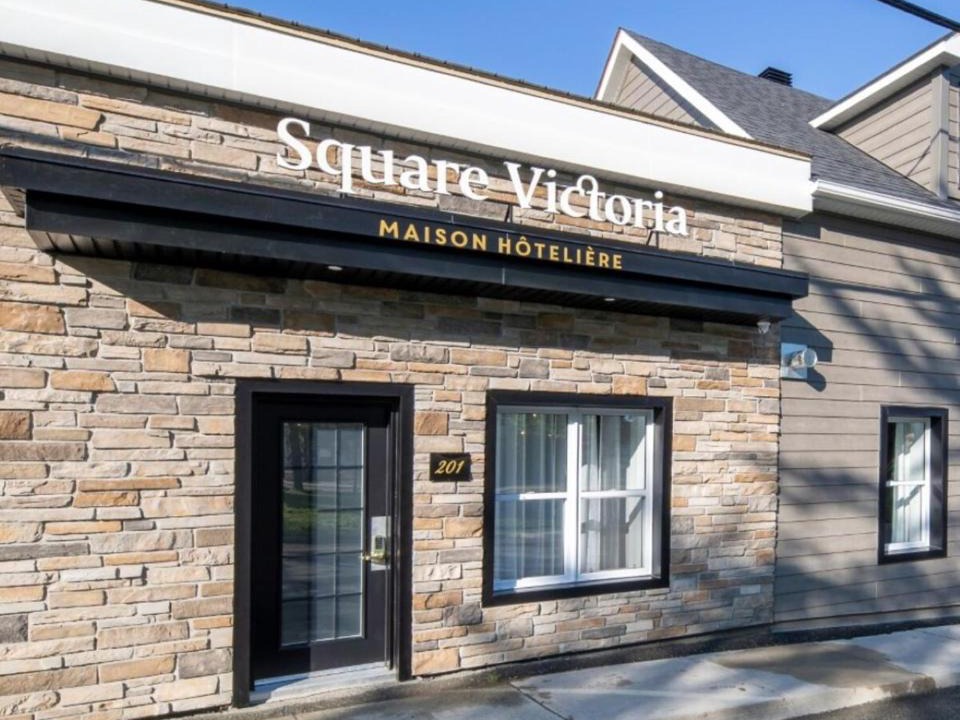East Angus Hotel | Square Victoria Maison Hôtelière