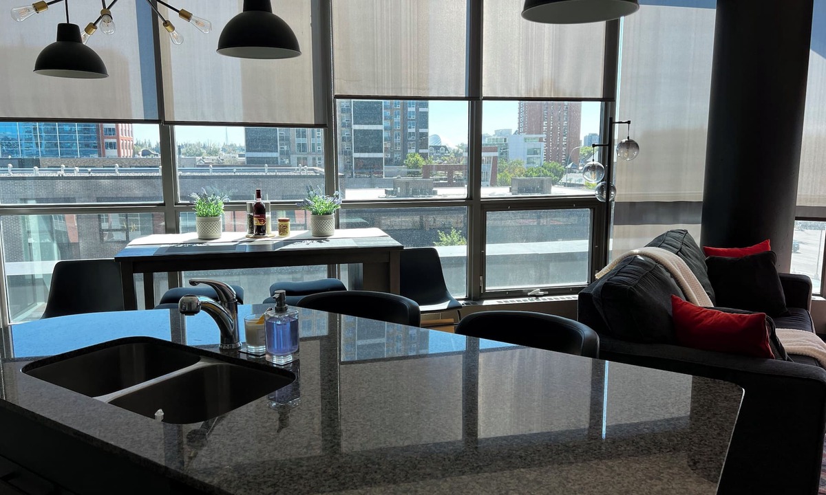 Victoria Park Apartment | Stampede Heart of Calgary Luxury 1 bedroom apartment Parking included