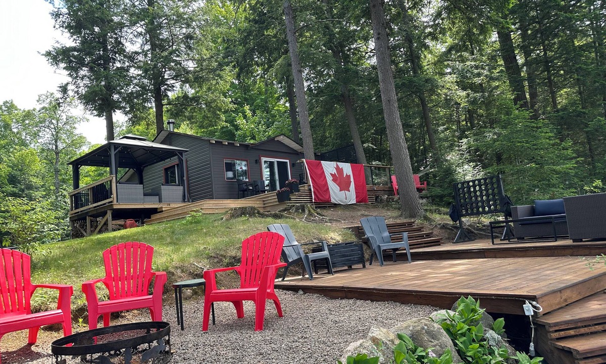 North Kawartha Cottage | STAYCATION IN CANADA! Panoramic sunset, 6decks, 2docks & Gazebo. Book NOW!