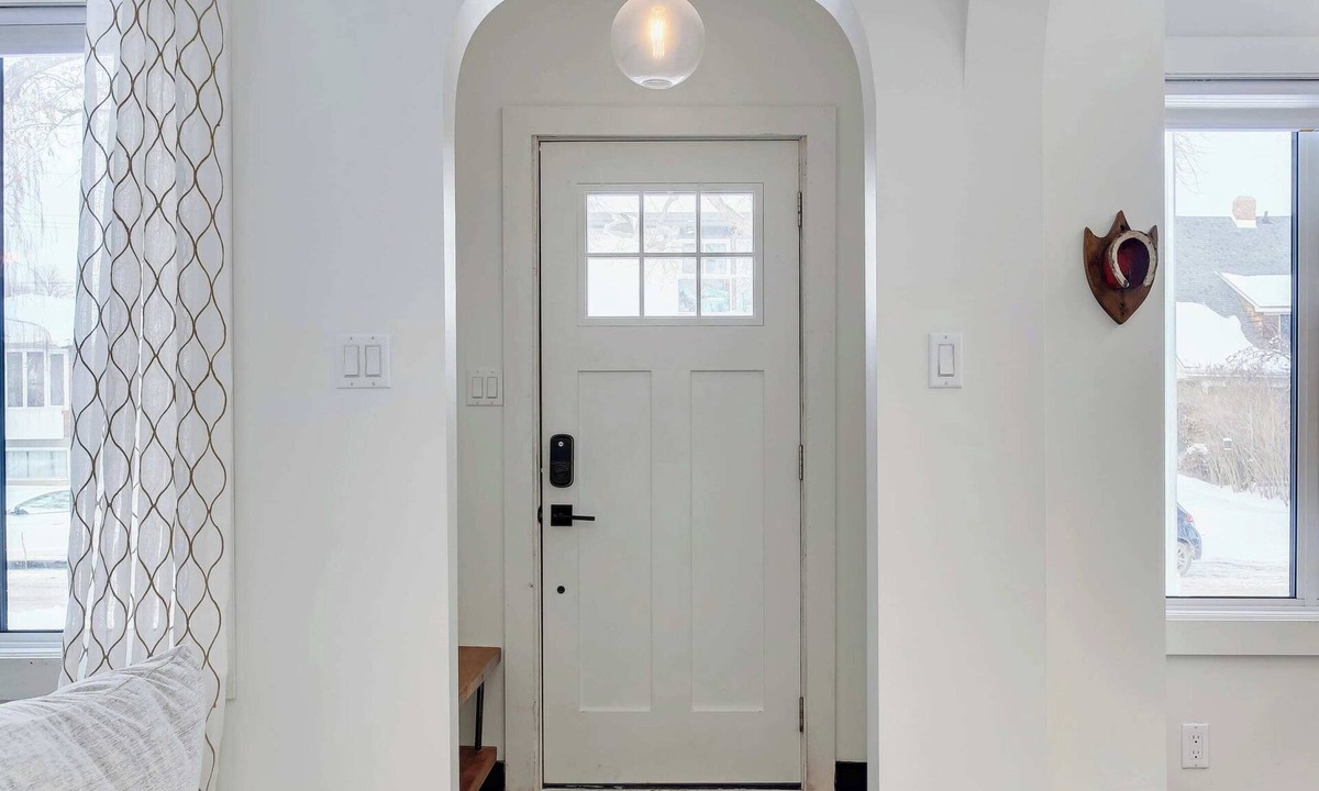 Edmonton House | Strathcona. Sleeps 6. Steps from Whyte Ave.