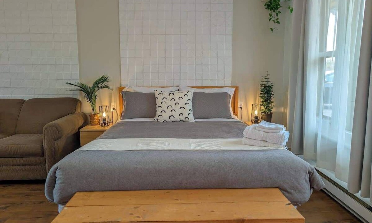 Ste Anne de Beaupre Apartment | Studio 5 | 2 Min Waterfront | BBQ & Fireplace