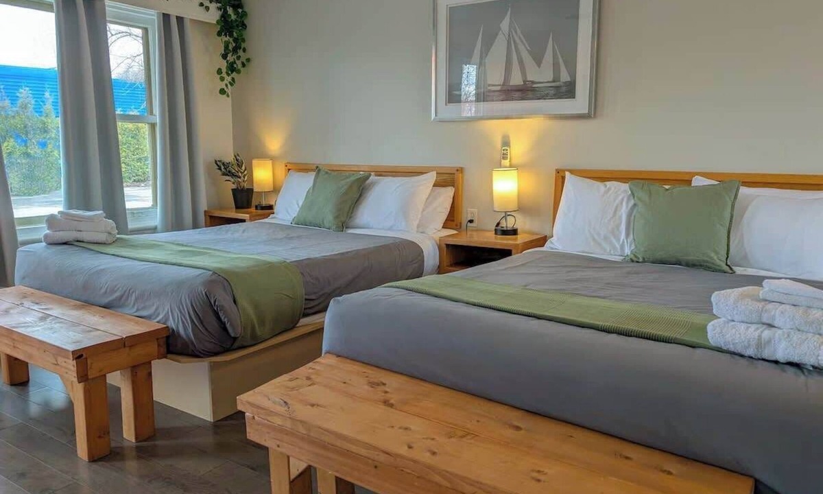 Ste Anne de Beaupre Apartment | Studio 6 | 2 Min Waterfront | BBQ & Fireplace