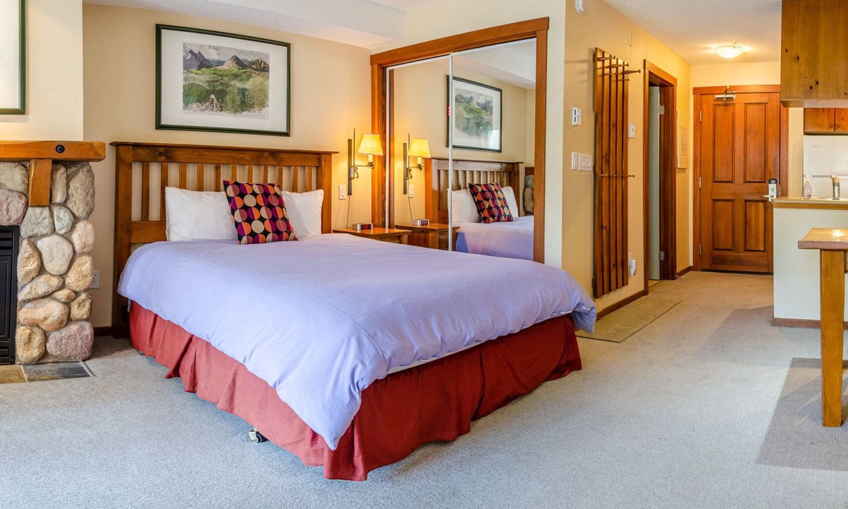 Sun Peaks Cabin | Studio bedroom apartment in village centre, ski in/out