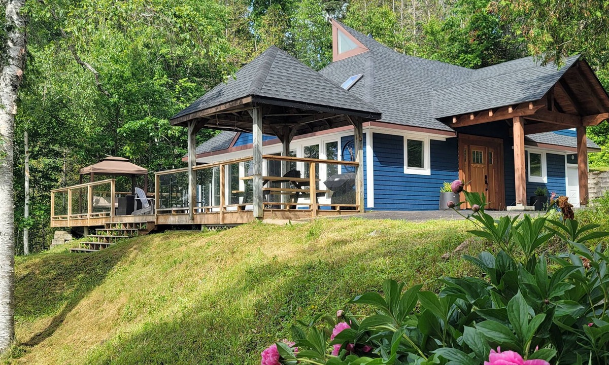 Queensbury House | Stunning 4-season, private lakeside getaway near Mactaquac Provincial Park.