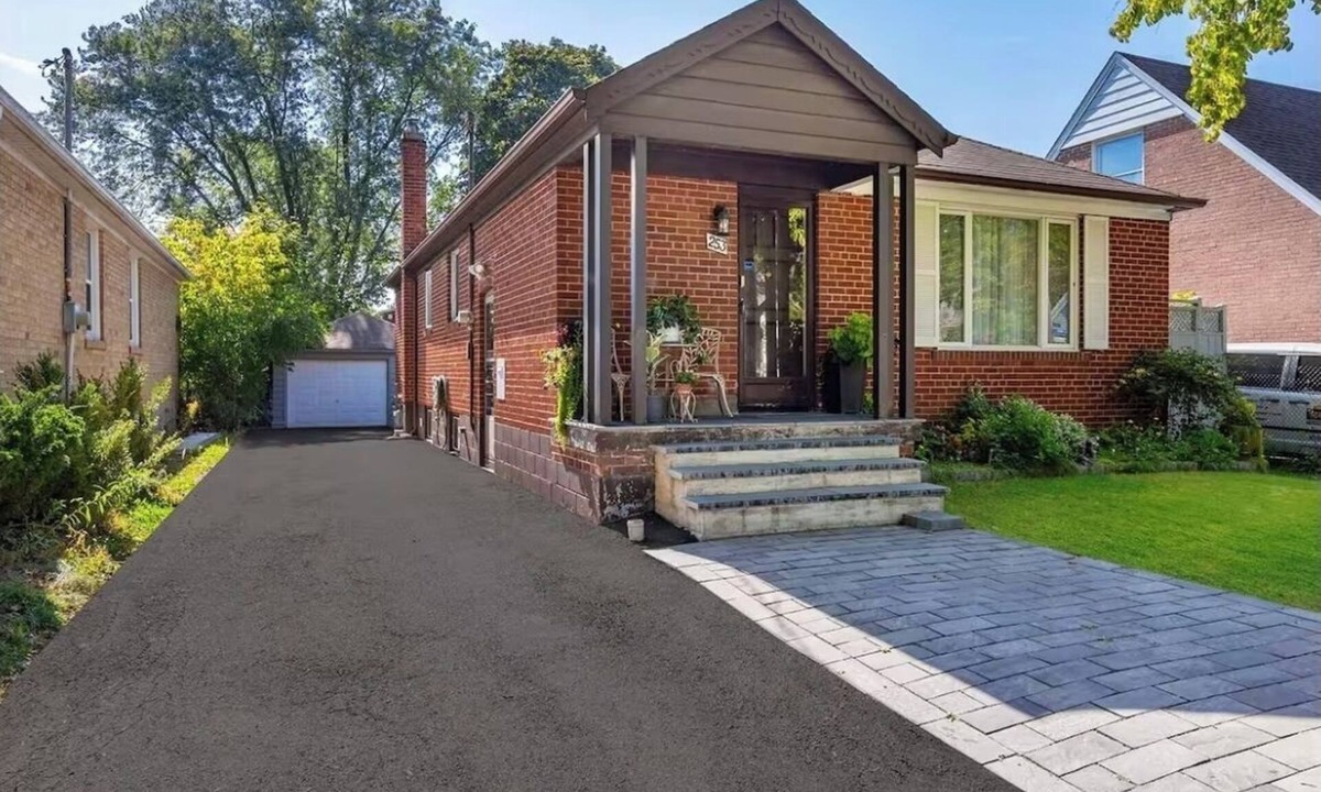 North York House | Stunning Home in Toronto: Family-Friendly Neighbourhood