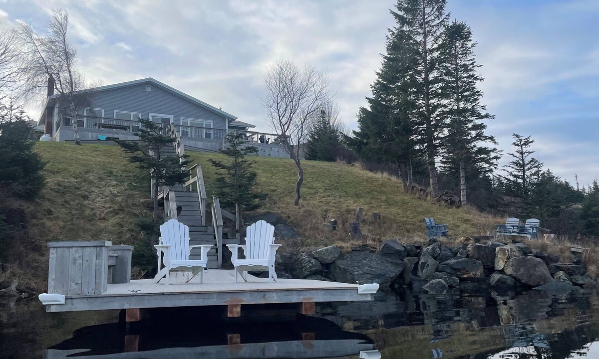 Burnt Cove House | Stunning Lakeside Retreat in Tors Cove – Nature Lover’s Paradise!