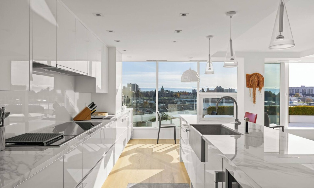 Inner Harbour Condo | Stunning Views At The Regent