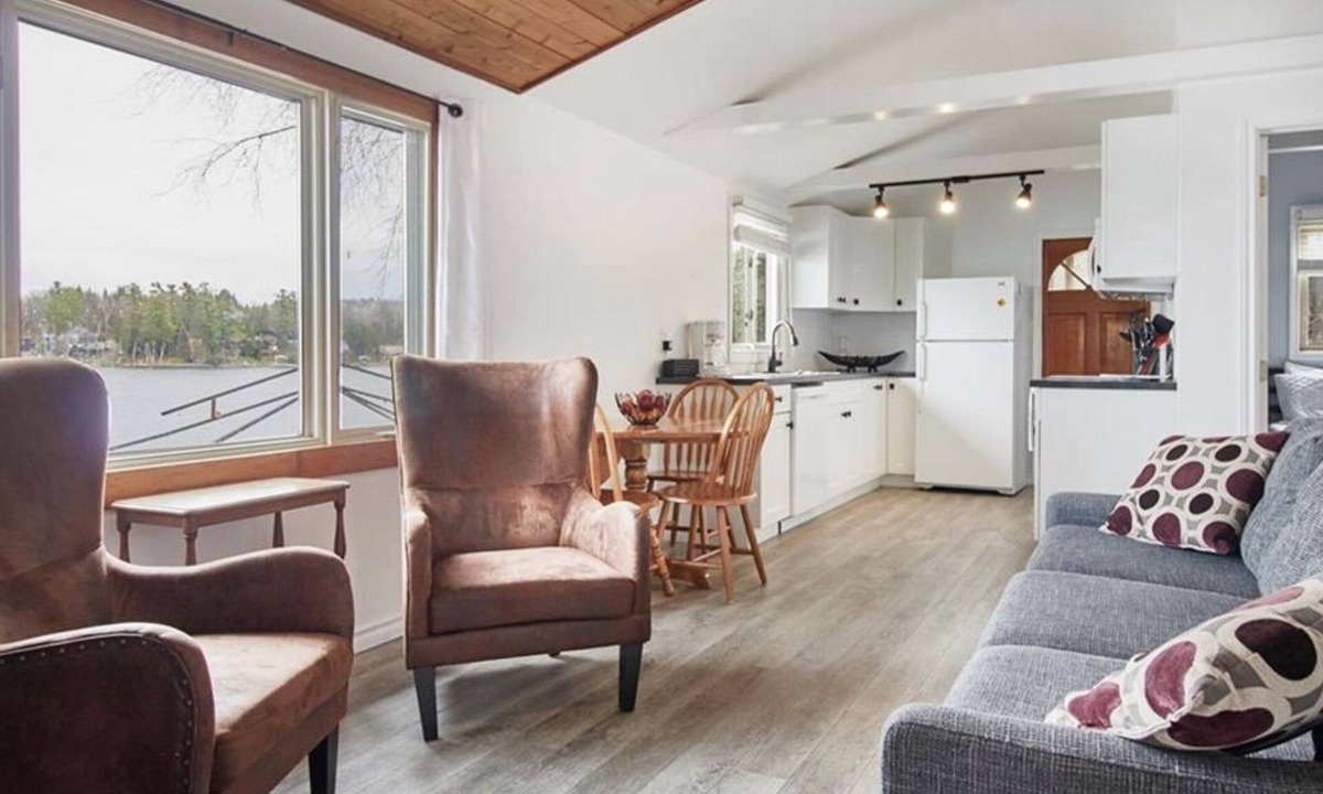 Selwyn Cottage | Stylish cottage getaway with stunning water views!