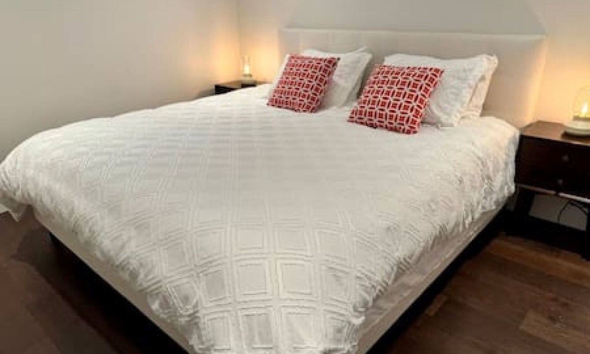 Riley Park-Little Mountain House | Stylish cozy suite in Riley Park
