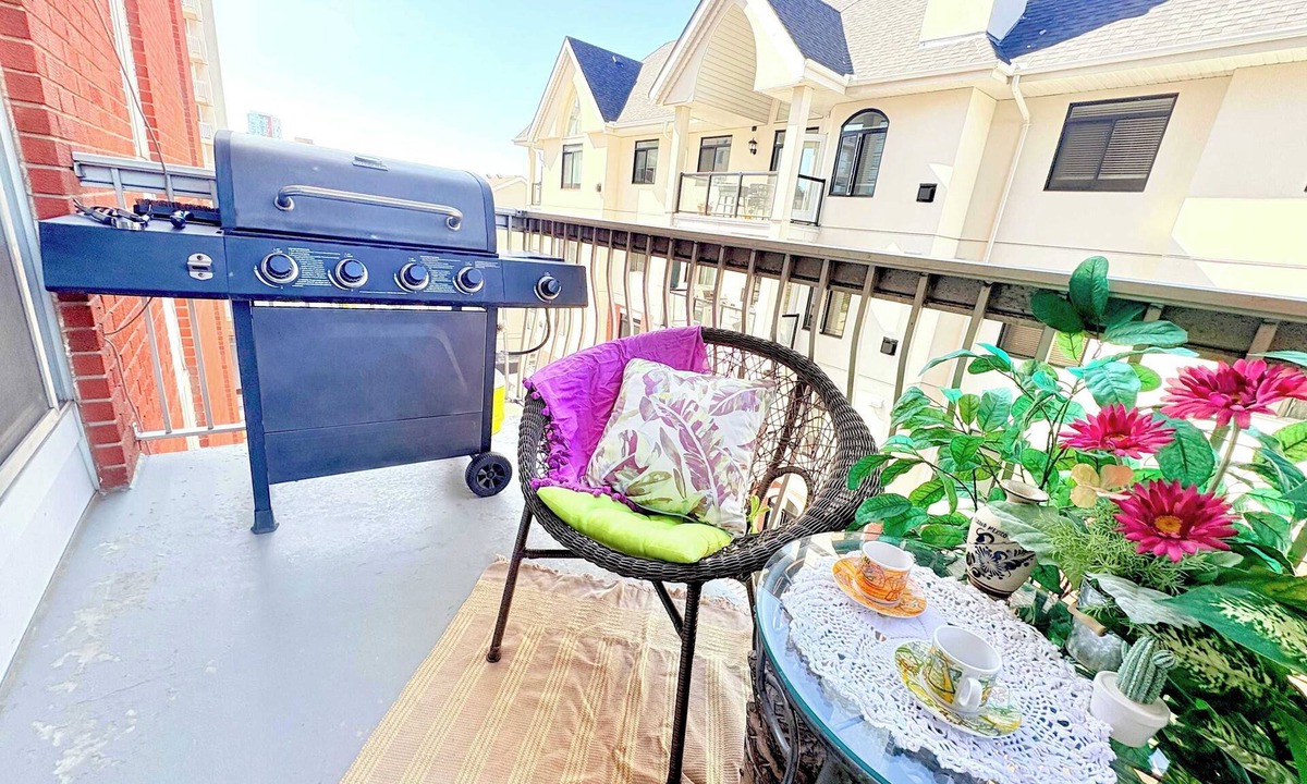 North Central Edmonton Condo | Stylish Downtown Condo near Rogers Place | Parking, Gym, Balcony & Kitchen