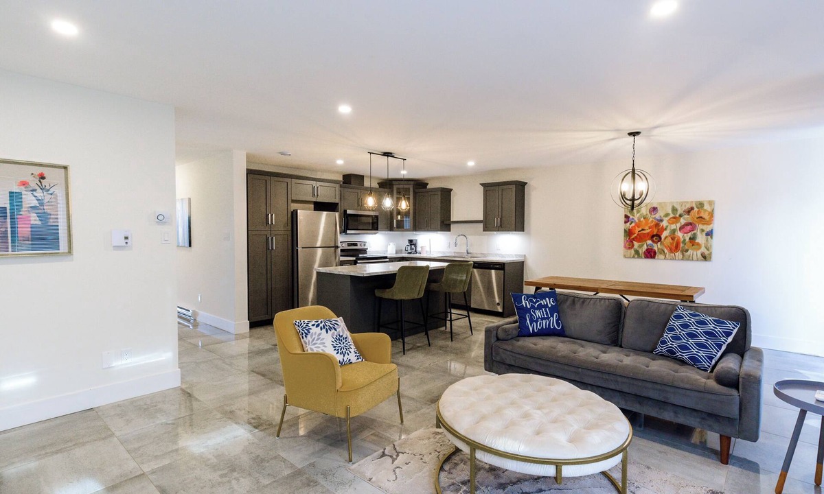 Riverview House | Stylish retreat with Garage