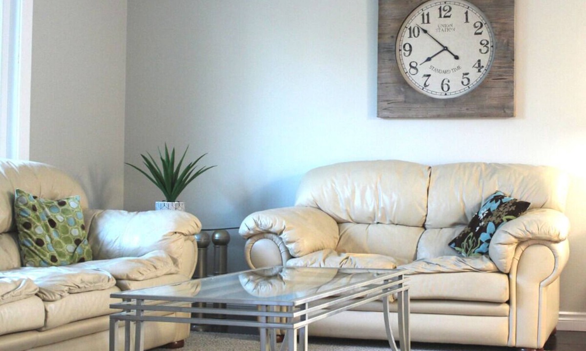 Airdrie House | Stylish Spacious home with Large Yard on Quiet Street. Close to all amenities.