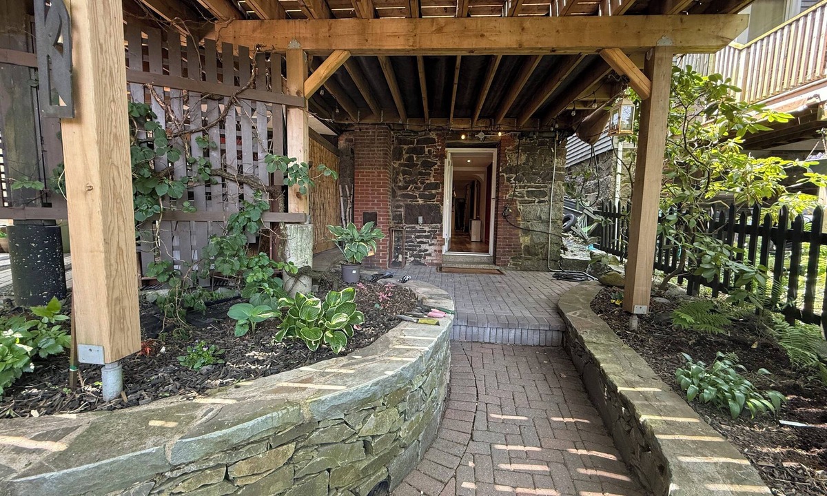 South End Apartment | Stylish unit in Victorian house located on South Park Street. Private Garden.