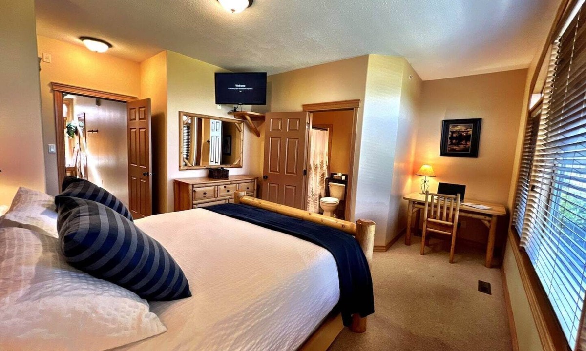 East Kootenay Condo | SullivanStone #19 - Golf - Ski - Hike - Chill - Private Hot Tub - Sleeps 12