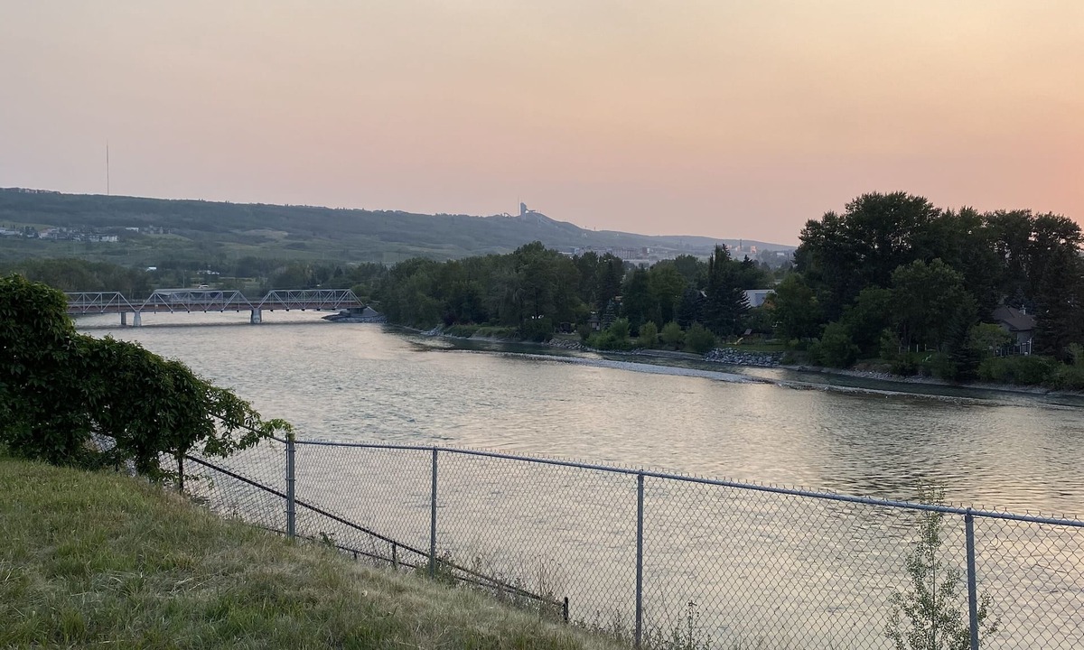 Montgomery House | SUMMIT & CITY STAY VRBO HOME —River, Mountains, Downtown, Mall, Stampede & More!