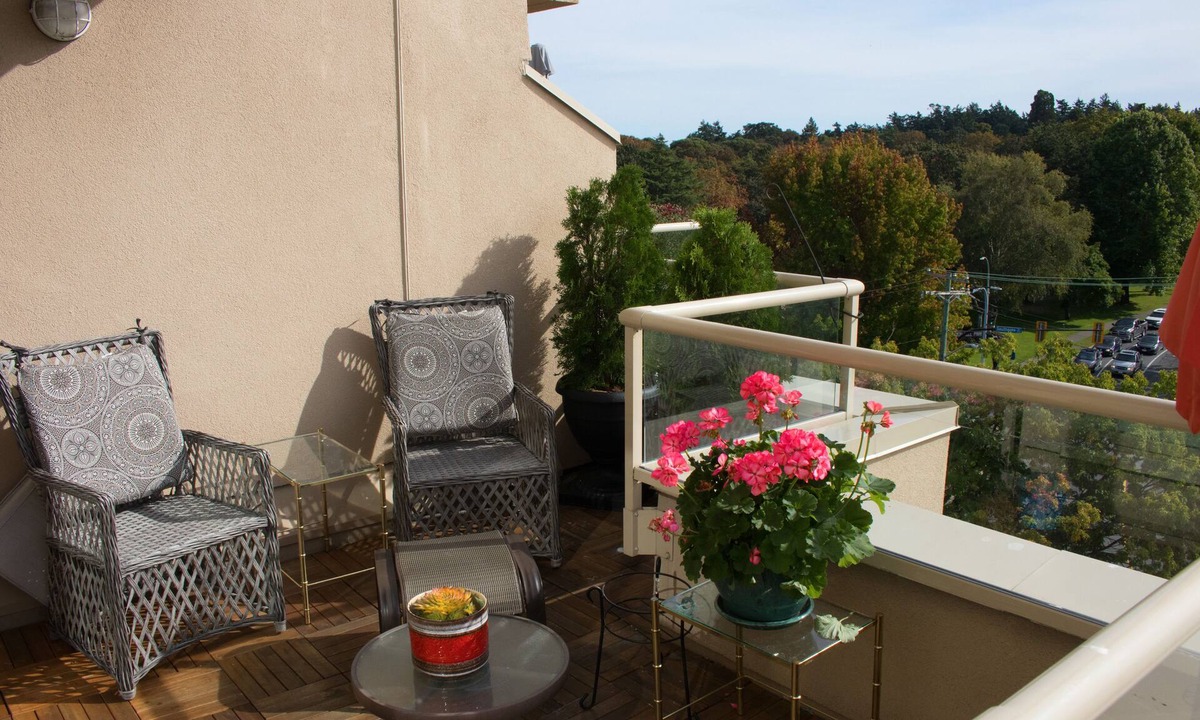 James Bay Condo | Sun Drenched Sub Penthouse Amazing Views - 3 Month Minimum